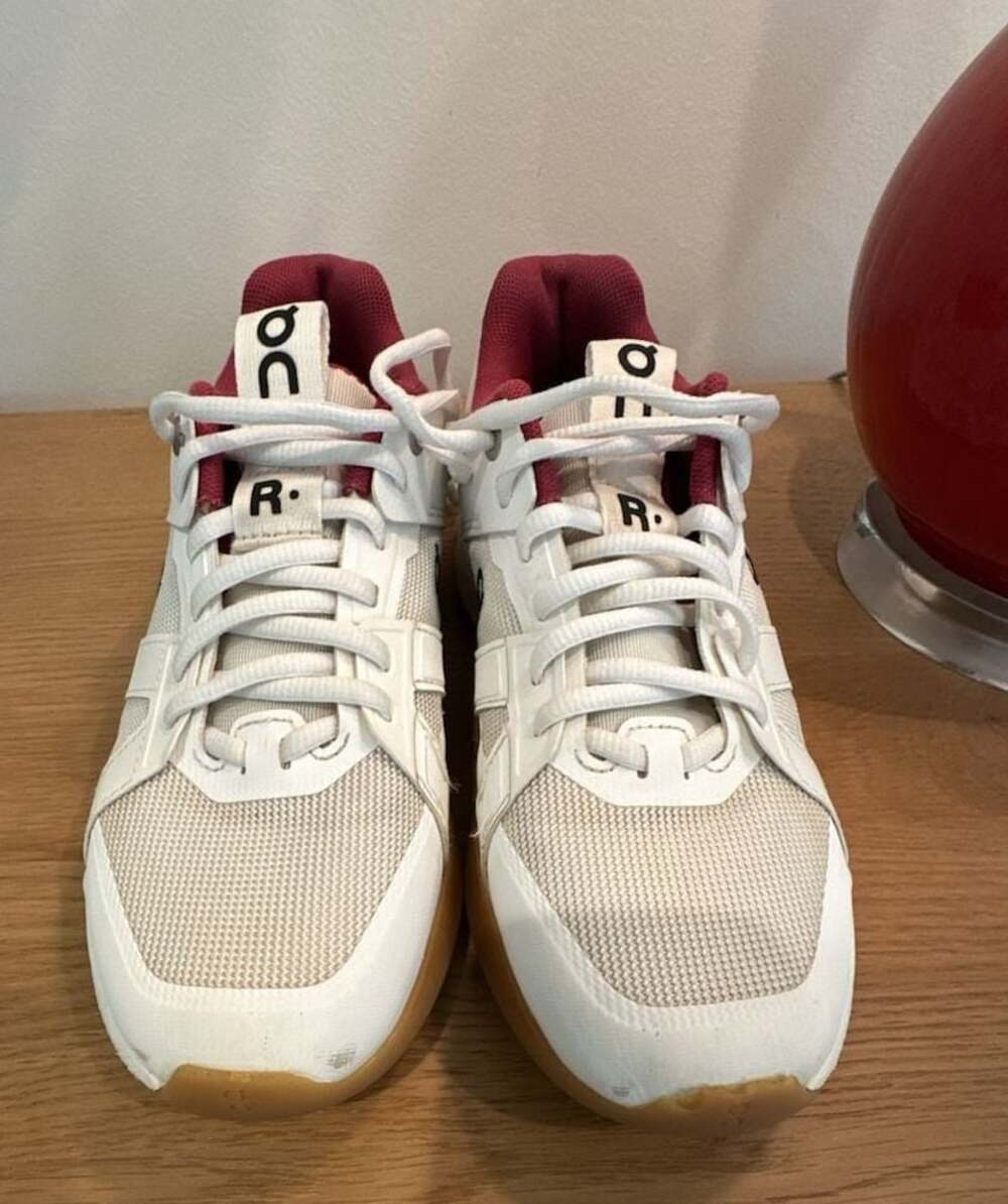 On Women's THE ROGER Clubhouse Pro Sneakers White / Maroon Size US 6.5